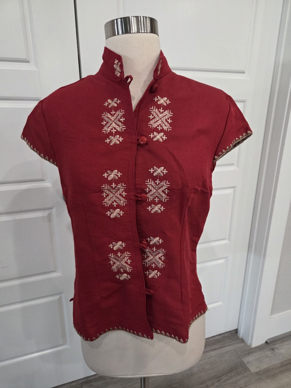 QIAN FANG VINTAGE WOMENS RED MANDIRIAN EMBROIDERED TOP. SIZE SMAL